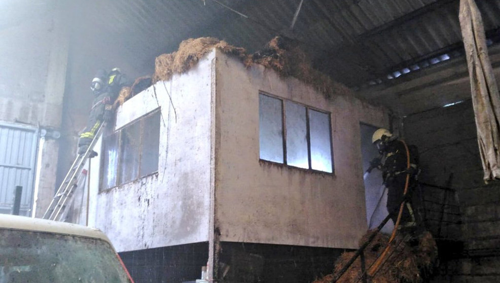 Bomberos extinguen un incendio de hierba en una nave de Beranga