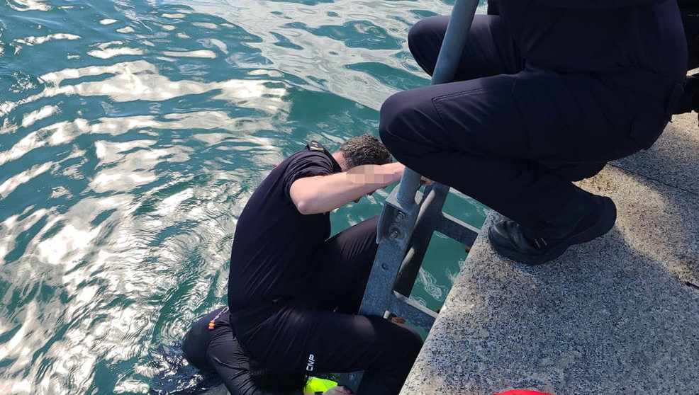  Rescatada con hipotermia una mujer en la bahía de Santander 