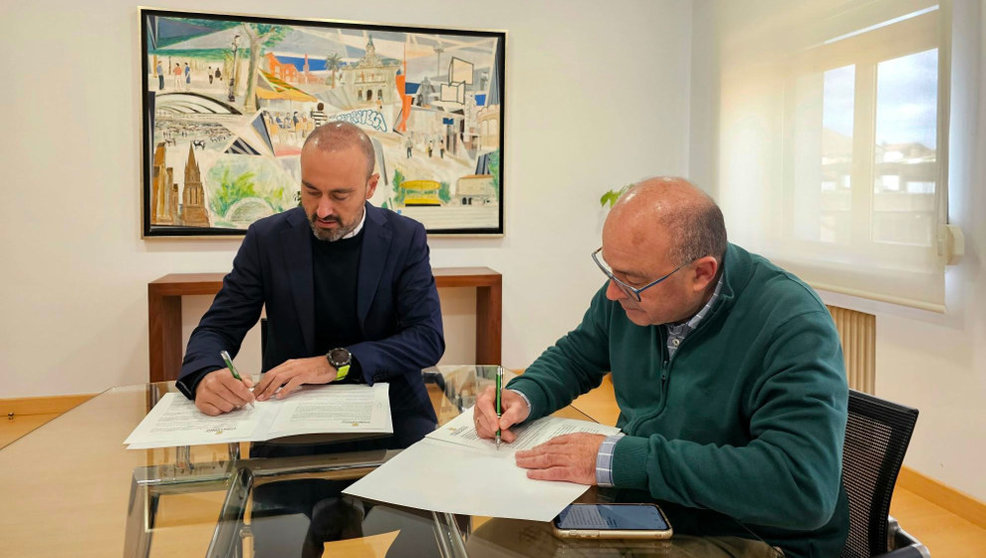 Firma del convenio de colaboración entre el Ayuntamiento de Torrelavega y la Iglesia de La Asunción
