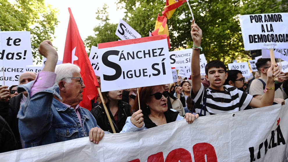 Decenas de personas durante una manifestación en apoyo a Pedro Sánchez