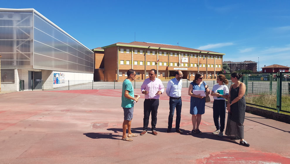 El Ayuntamiento cambiará el hormigón del patio del colegio Mies de Vega